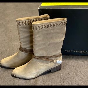 Stylish women's Stone Suede Boot size 10